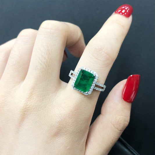 Luxurious square emerald ring that exudes elegance and sophistication.